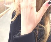 Симпатичную подружку трахает на стадионе